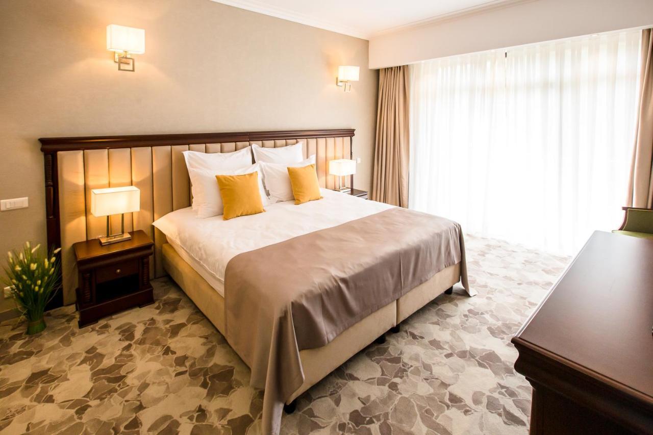 Hotel Carpat Inn อาซูกา ภายนอก รูปภาพ