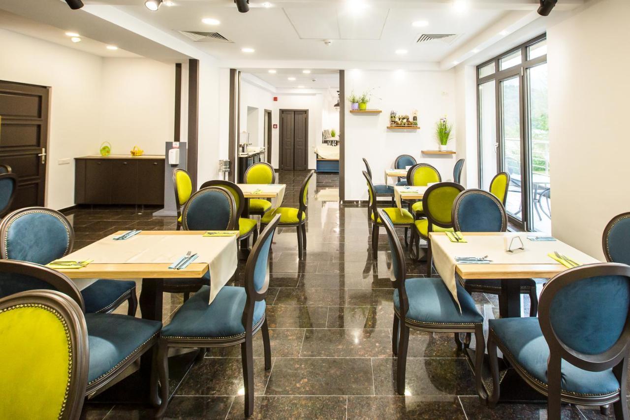Hotel Carpat Inn อาซูกา ภายนอก รูปภาพ