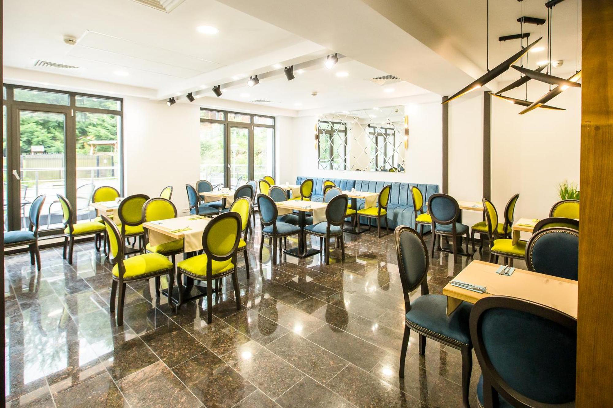 Hotel Carpat Inn อาซูกา ภายนอก รูปภาพ